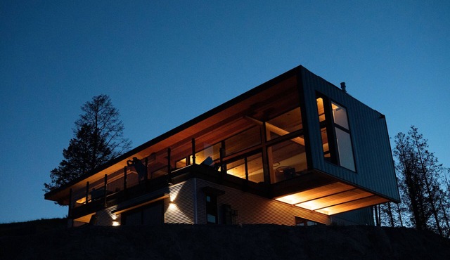The Holiday House - Spectacular Views - Lakefront - Hot Tub