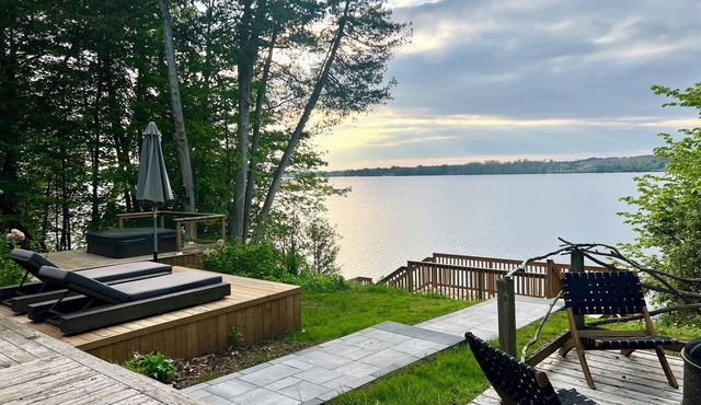 The Hudson Guest House | Waterfront with Hot Tub