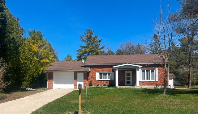 The Huron House -Relaxing getaway just steps away from Lake Huron!