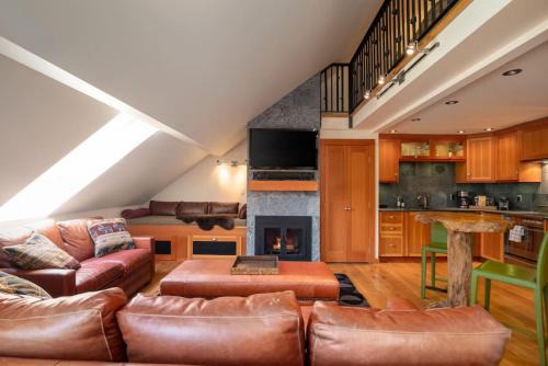The Ikon Lofted Studio with King Bed and Patio
