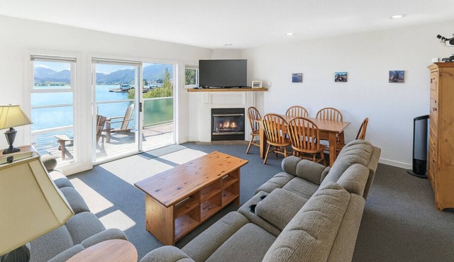 The Landing- Your Downtown Waterfront Oasis