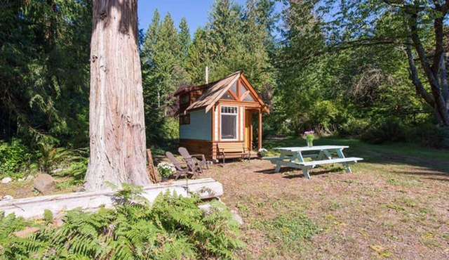 The Micro Cabin In Roberts Creek - 2 Minutes from the Beach!