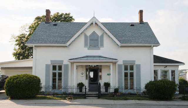 The Mullin House on Wolfe Island - Waterfront, Accommodates 10