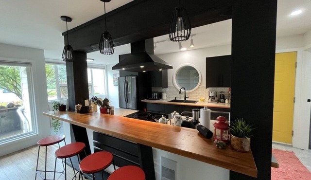 The River Apartment: Stylish apartment in a Riverfront complex.