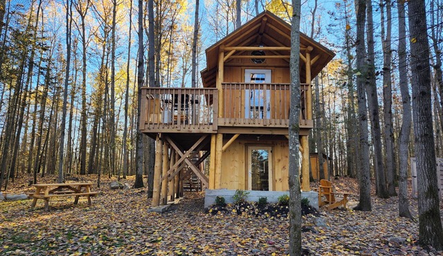 The Rustic Treehouse Hideaway-cozy treehouse retreat in Northern Ontario