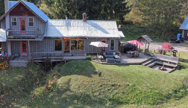 The Sheds: Victorian Farmhouse 8BR Ski-In Ski-Out Chalet - Mansfield Ski club