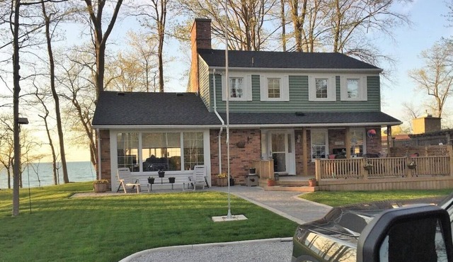 The Sunset Bell Lakehouse & Beachfront Retreat - Lake Huron