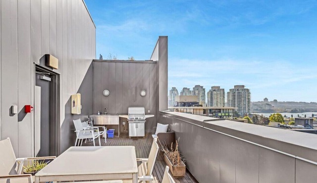 The Zen Loft: Shared Rooftop Bliss with City Views