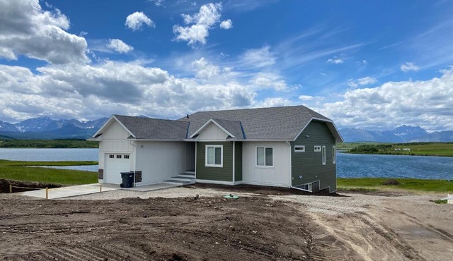 Thistle Ridge (Upper) New Waterton Lakes Area Waterfront Home