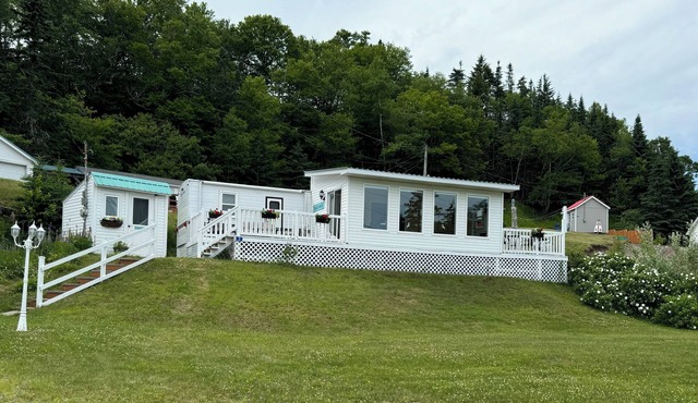 Tide’s Edge Escape: Cozy 2-Bed Cottage/Camper with Sea Views