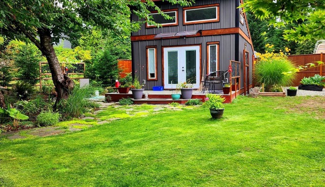 Tiny House with NEW HOT TUB close to ocean, hiking, fishing and golf!