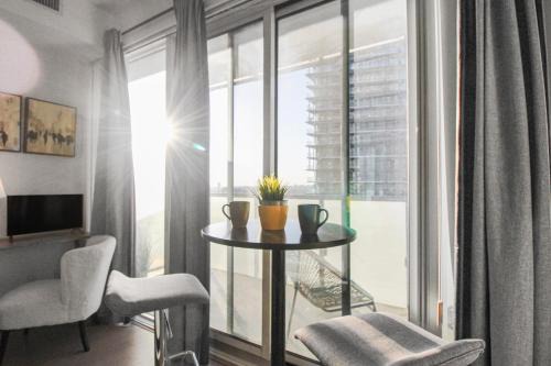 Toronto Luxe Suite - location score 10 - Steps to CN Tower, Scotia Bank Arena, U of T and more