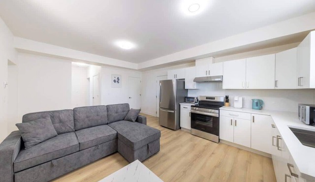 Tranquil 2-Bedroom Basement Suite , Relaxing Stay