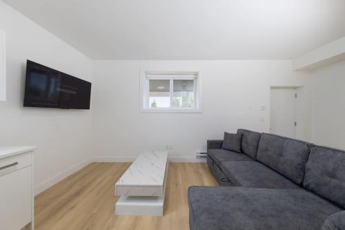 Tranquil 2-Bedroom Basement Suite Relaxing Stay