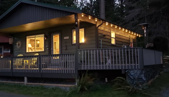 Tranquil Cottage in Bowser. Beautiful ocean views.