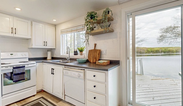 Tranquil lakeside cottage with modern comforts, waterfront views & outdoor fun in Tiny