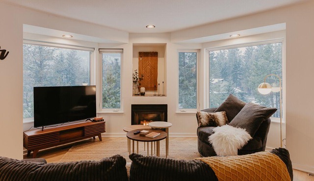 Tree House | West Kelowna | 4 Bed & 2 Bath | Furnished