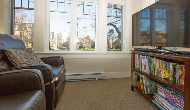 Triple Tiered Townhouse-1800 sq ft Corner Brownstone by Beacon Hill Park & Royal Museum