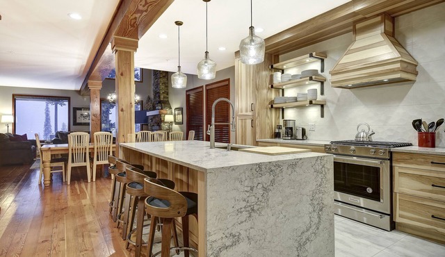 True Ski In/Out 5bed 4bath Chalet with Games room & Private Hot Tub