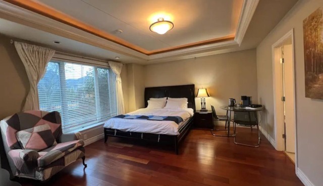 Two-bedroom with independent entrance close to YVR in Richmond