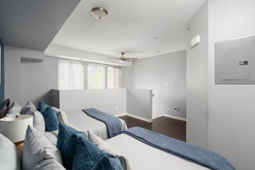 Two Story Loft w 2 beds close to Lakeshore