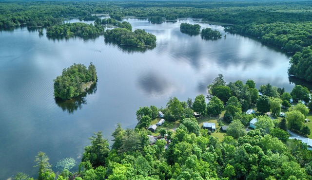 Ultimate Lake Escape: 3-Bed Family Cottage with Bunks, Sleeps 8!