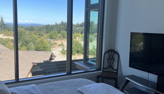 Unique 13ft ceiling condo/golf club/fitness facilities/outdoor pool/hiking 👍