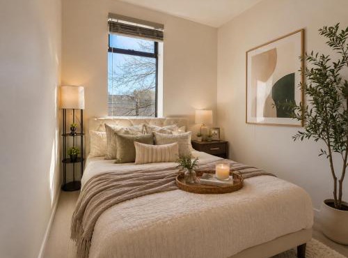 Unique 2 Bedroom Apartment Near Chinatown Rogers Arena and Seawall