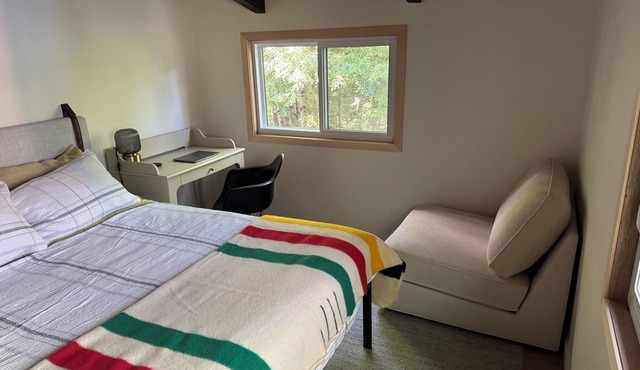 Unique cozy lodge with direct access to the lake, great for family or friends