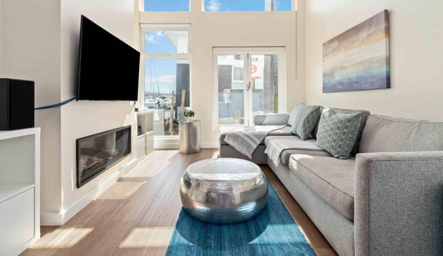 Unique & Peerless Floating Home