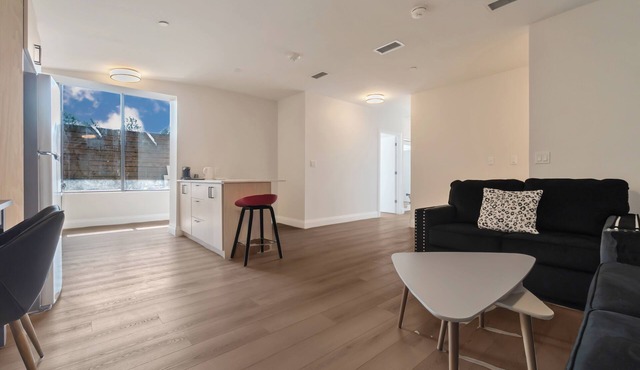 Unit 3 - Modern Fully Furnished 3 Bedroom Apartment
