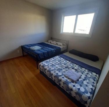 Upper Level Cheap Room For 3 People- 24 Hrs Checkin-Walking to Bus,Grocery, Plaza