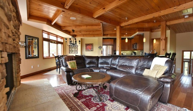 Upscale chalet with private hot tub . Five minutes to blue mountain village .