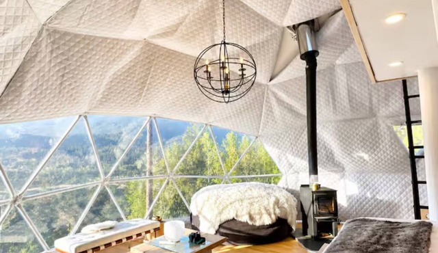 Upscale Geo-Dome with Hot Tub & Epic Views 5 Minutes From Nelson BC