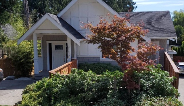 Upscale Home, Backyard Haven - pet friendly - 10 Minutes to Downtown.