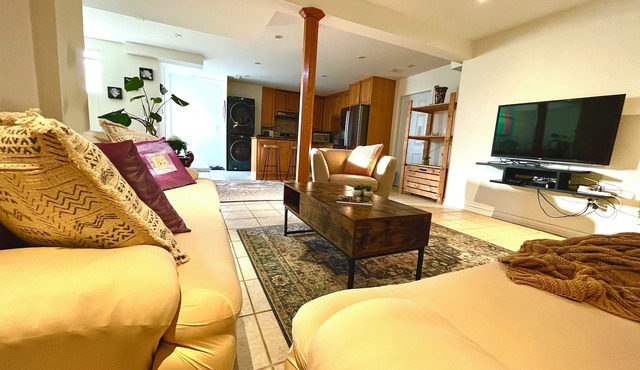 Upscale Spacious Private unit in Newmarket Pet-Friendly + Free Parking