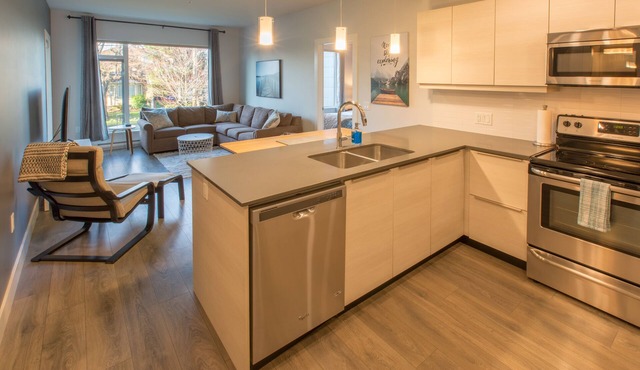 Uptown Oasis-Spacious 2 BR Suite outside of Downtown but Close to So Much