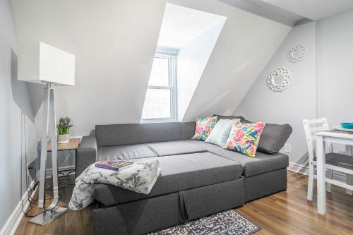 Urban 1BR Gem with Kitchen, Smart TV & Workspace