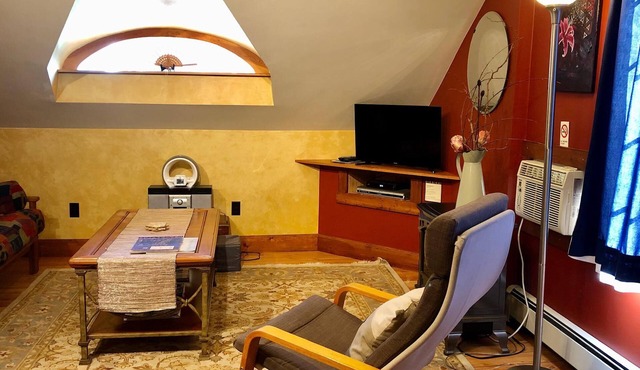 Valhalla Suite – Cozy, Eclectic Studio in Downtown Nelson