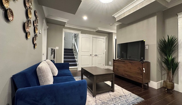 VANCOUVER 2BR SUITE WITH PRIVATE ENTRANCE-NEAR YVR/DT/RMD-FREE PARKING
