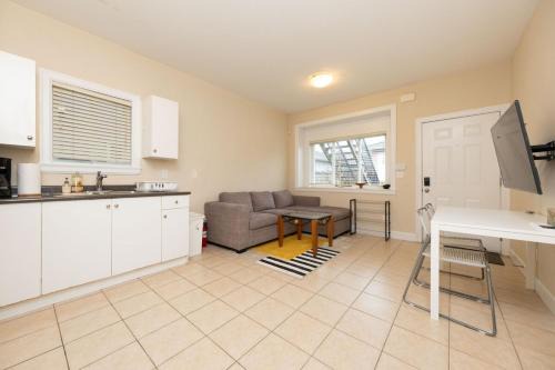 Vancouver 2BR Suite Near Trout Lake & SkyTrain
