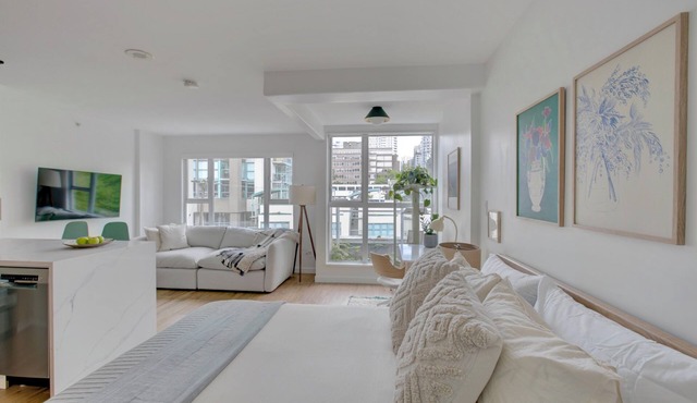 Verde on Beach 💚 | Nature- inspired Studio in Downtown