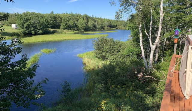 Very cozy quiet and rustic space on a lake.