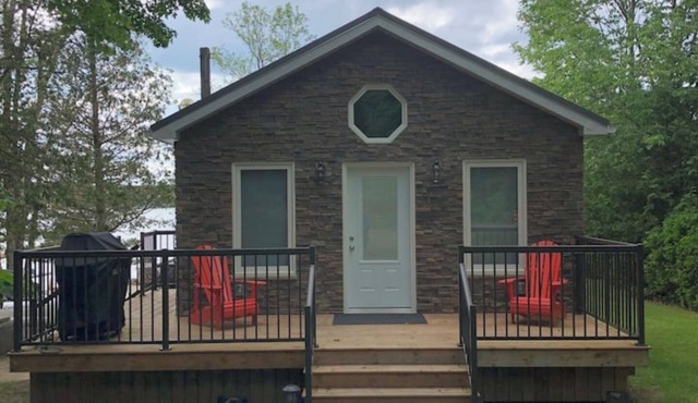 Victoria Harbour Cottages Queen Bed Chalet