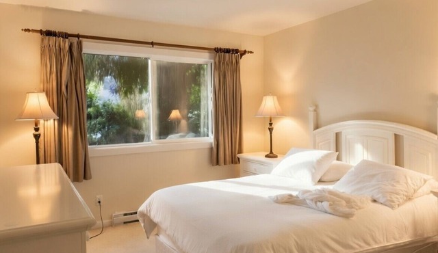 Victoria home, 2 bedroom suite