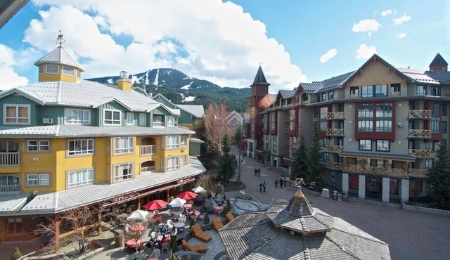 Village Location -Penthouse floor - View - Hot tub - newly renovated - Eagle Lodge