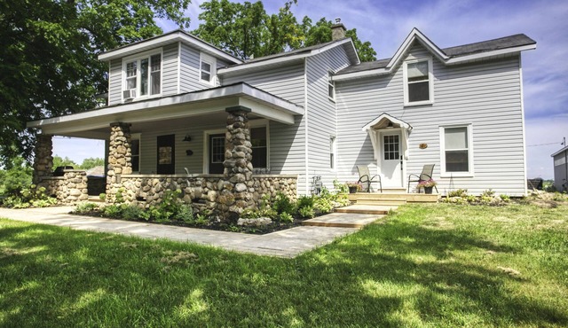 Vineyard Location Comfortable spacious farmhouse. Ensuite bathrooms.