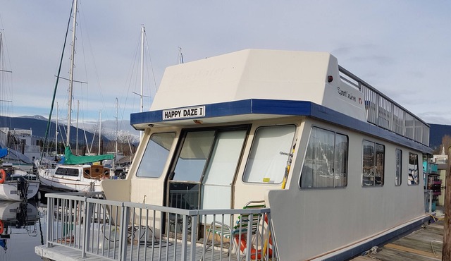 Vintage Houseboat moored in spectacular Marina nearby Seabus in North Vancouver