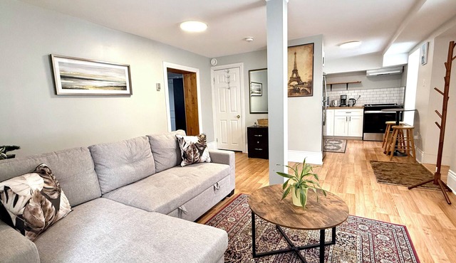 Walk-out Suite Close to DT | U of G | GGH Fast Wifi & Parking