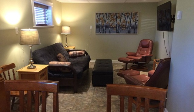 Walk to Hospital, business and restaurant district - Downstairs Suite -